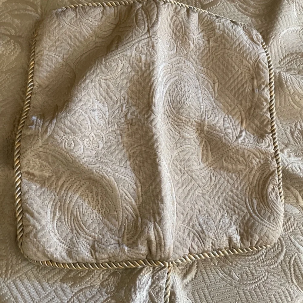 Full/queen coverlette matalasse with 2 shams and throw pillow cover